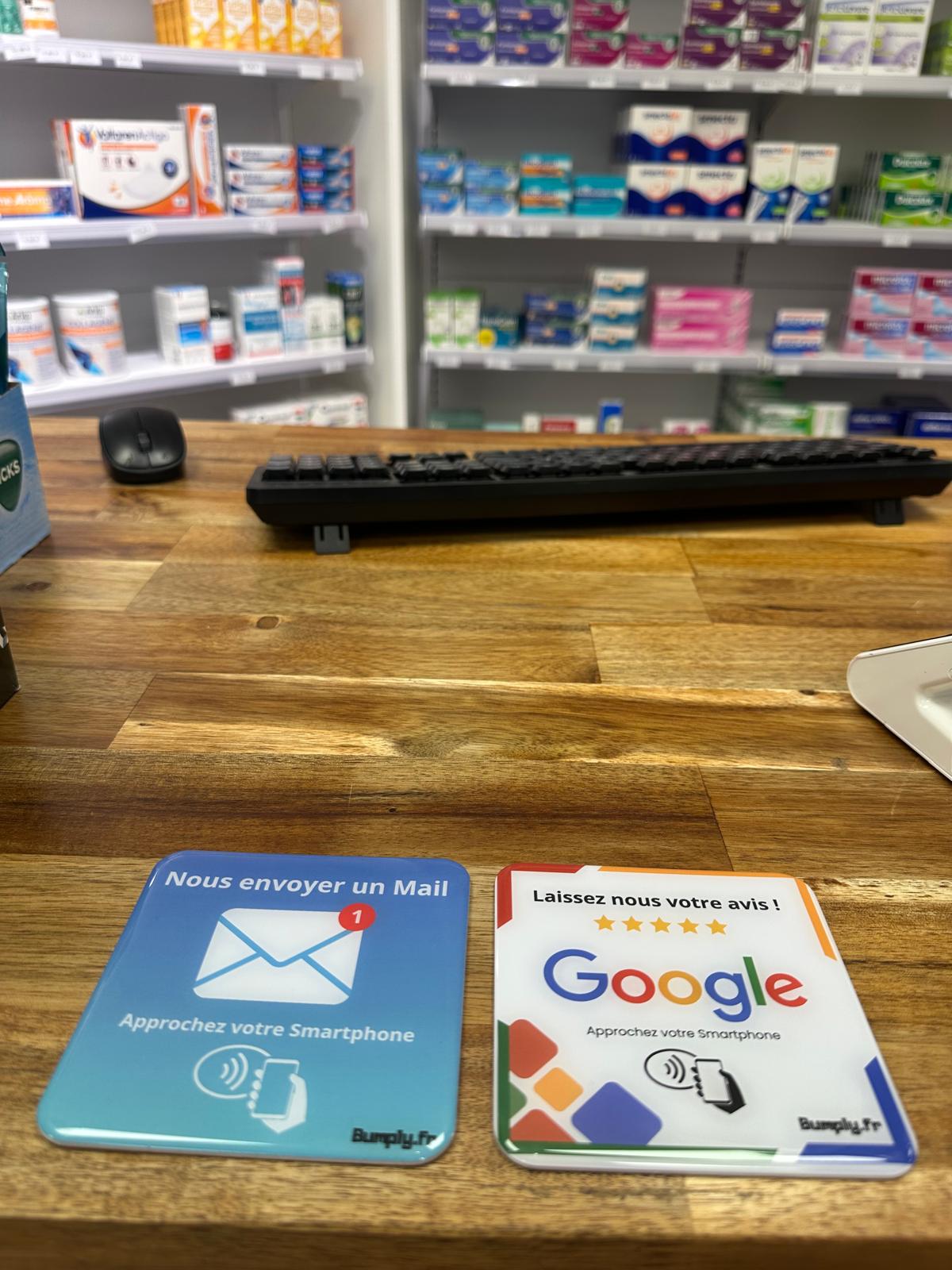 Plaquette NFC Bumply posée sur le comptoir d'une pharmacie